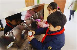 绿点解说学校为什么要安装节能饮水机？